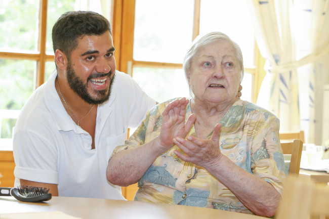 Altenpfleger und Seniorin