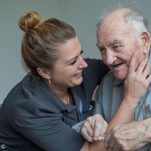 Altenpflegerin mit Senior