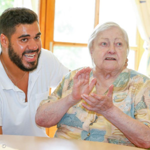 Altenpfleger mit Seniorin