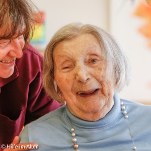 Lächelnde Seniorin mit Altenpflegerin