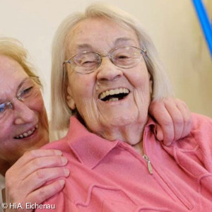 Lachende Seniorinnen